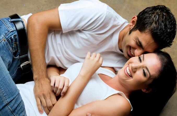 Un uomo si eccita toccando una ragazza